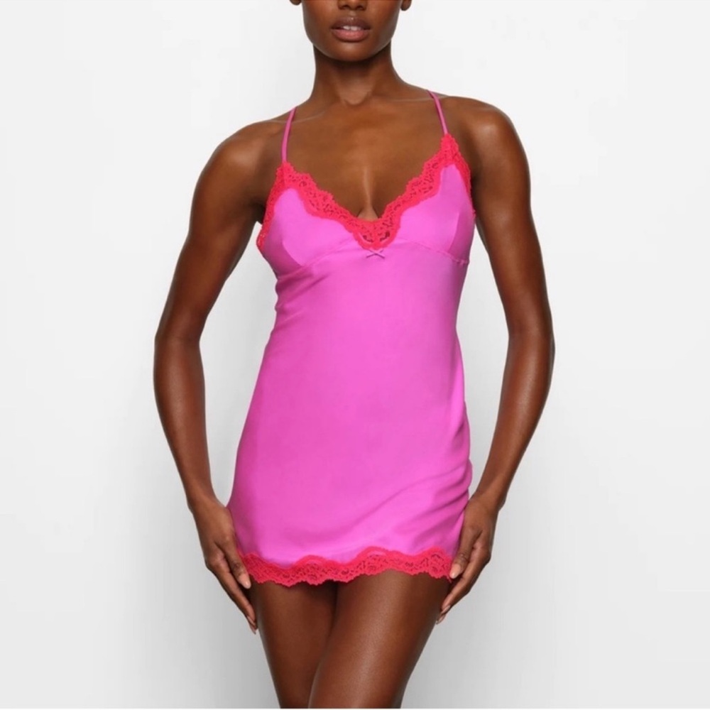 SKIMS LACE TRIMMED SILK SLEEP DRESS NEON ORCHID SMALL
